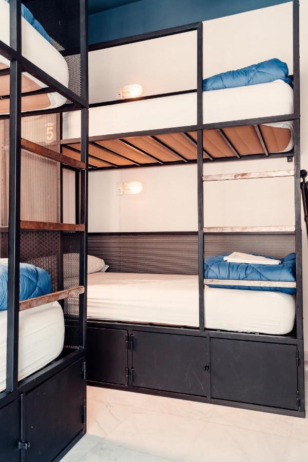 Single Bed Mixed Dormitory Room